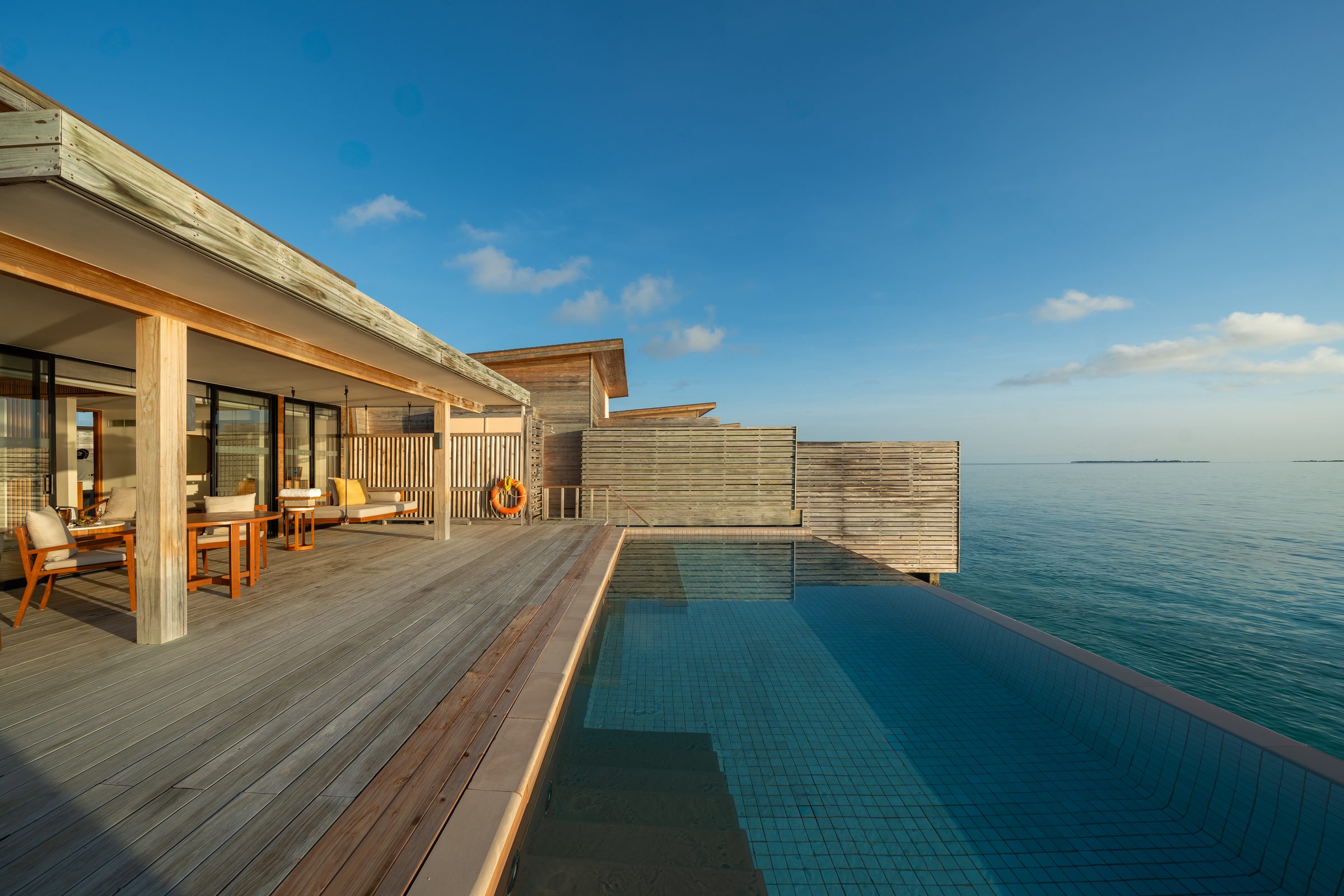 Piscina de borda infinita ao entardecer no Kuda Villingili