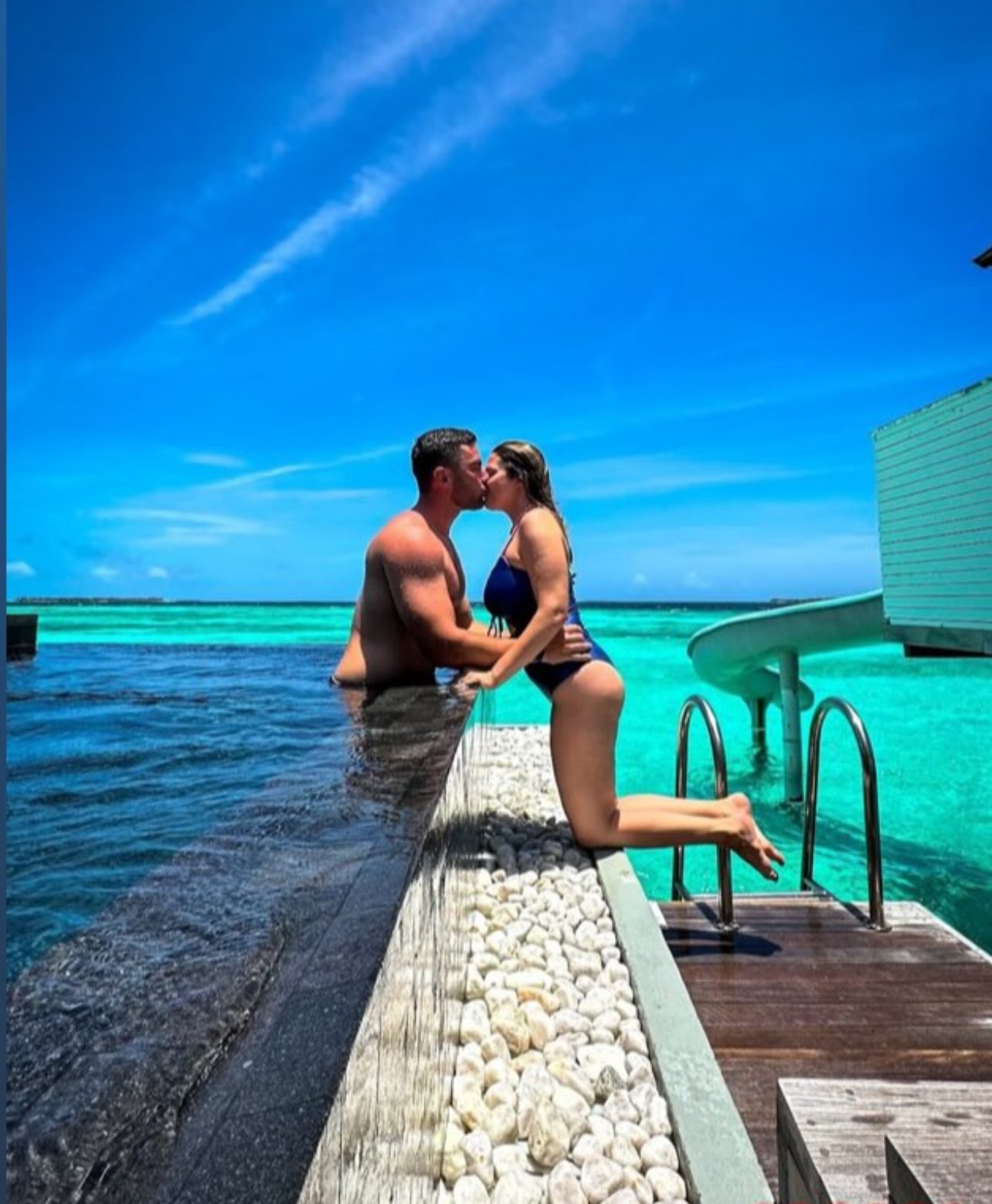 Mariana e o marido na piscina nas Maldivas
